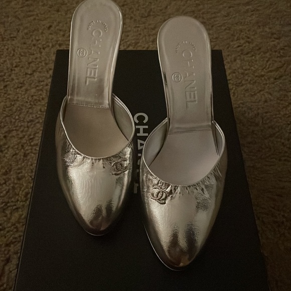 CHANEL 36.5 Silver Mules. Metallized GoatSkin - Picture 2 of 6